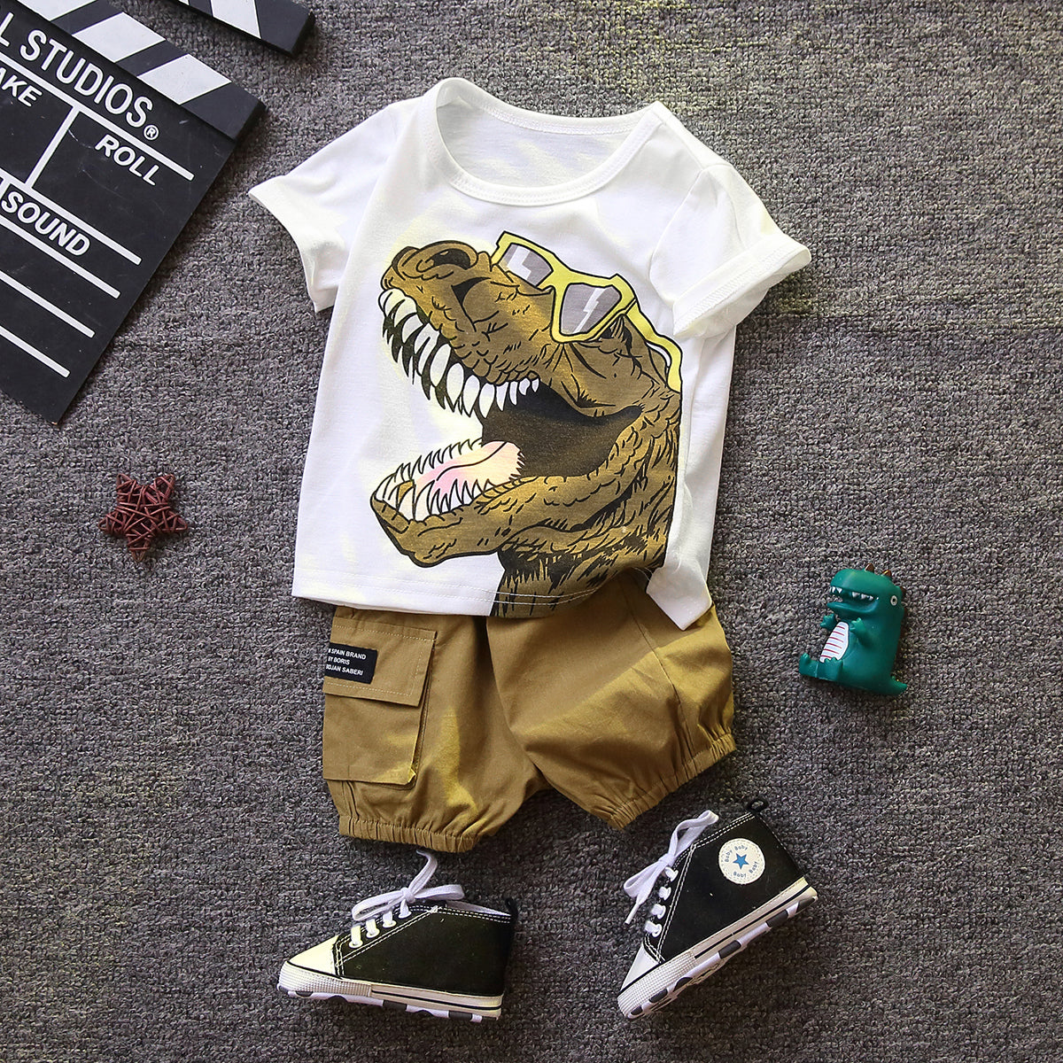 2pcs Baby Boy Glasses Dinosaur Print Short-sleeve Tee and Cargo Shorts Set